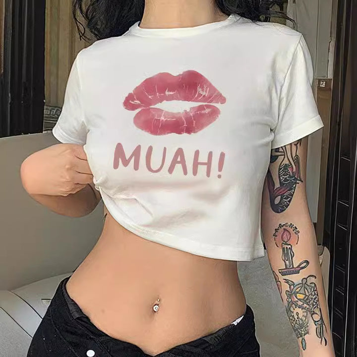 Damer Crop-T-shirt med lekfullt läppmotiv och modern text Mirla-Eva Jonsson