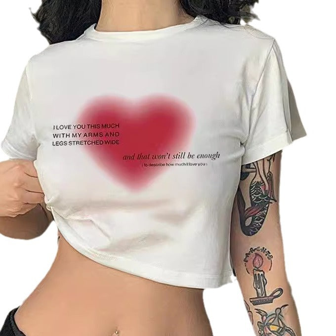 Damer Crop-T-shirt med lekfullt läppmotiv och modern text Mirla-Eva Jonsson