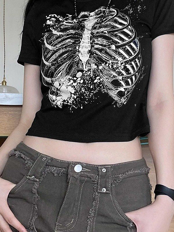 Damer Crop-T-shirt med lekfullt läppmotiv och modern text Mirla-Eva Jonsson
