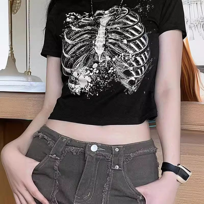 Damer Crop-T-shirt med lekfullt läppmotiv och modern text Mirla-Eva Jonsson