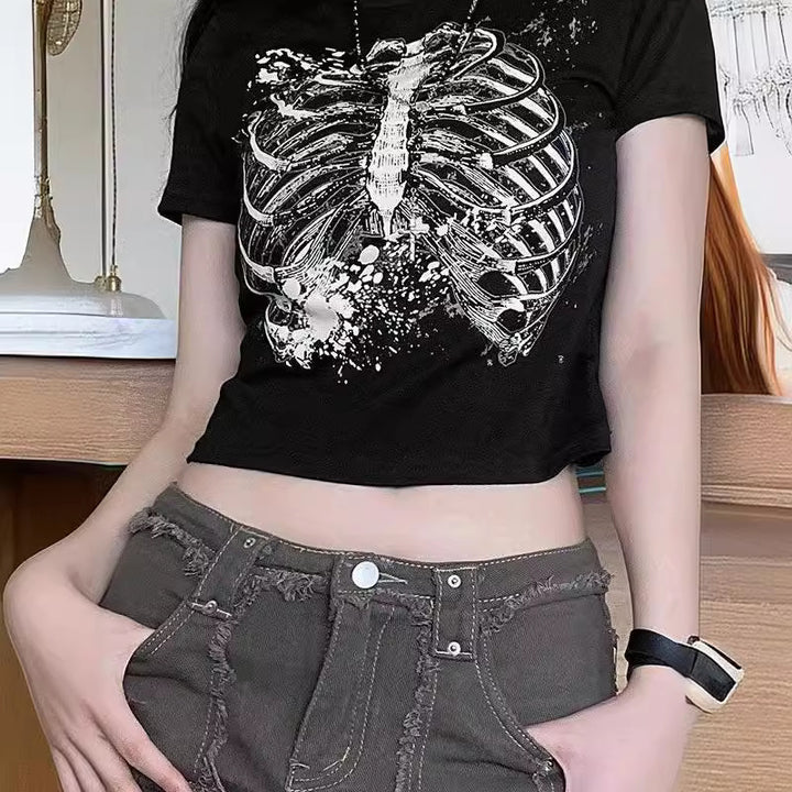 Damer Crop-T-shirt med lekfullt läppmotiv och modern text Mirla-Eva Jonsson