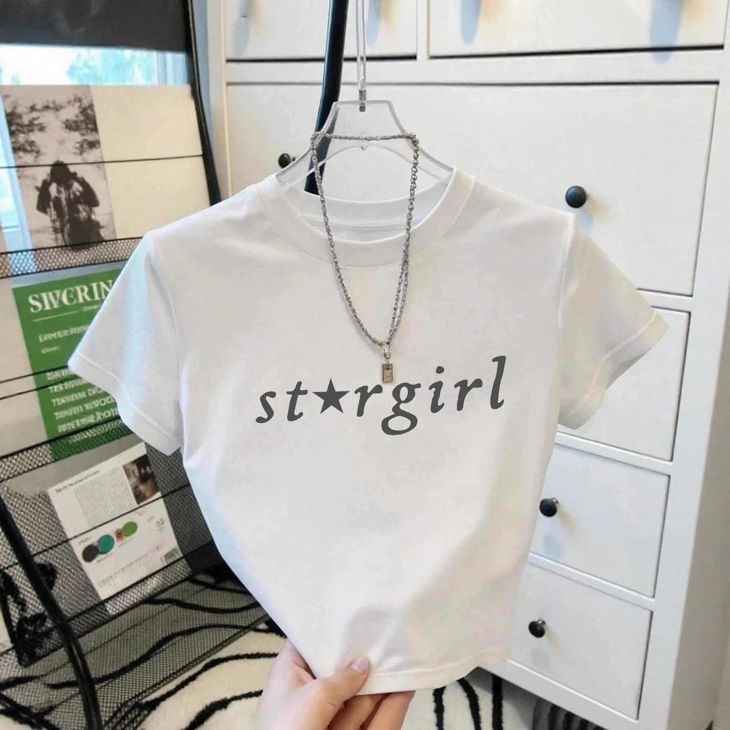 Damer Crop-T-shirt med modern text och figursydd passform Mirla-Eva Jonsson