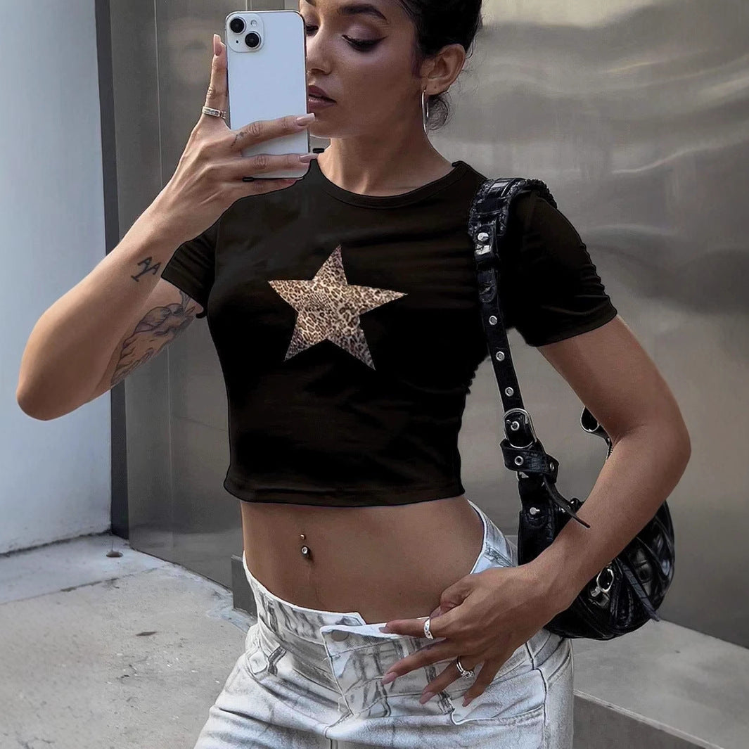 Damer Crop-T-shirt med stiligt leopardstjärn-design Mirla-Eva Jonsson
