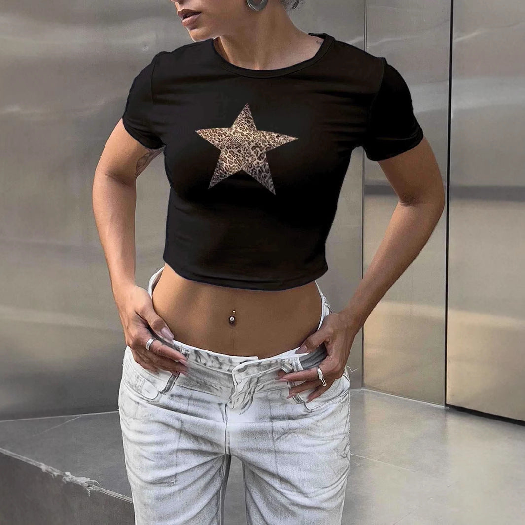 Damer Crop-T-shirt med stiligt leopardstjärn-design Mirla-Eva Jonsson