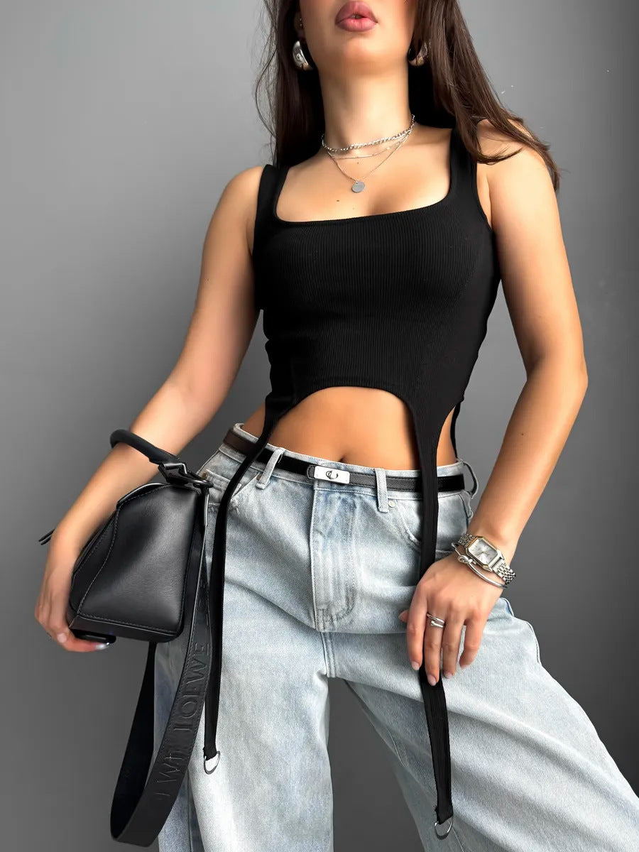 Damer Crop-Top med innovativ design och unika knyt-detaljer Mirla-Eva Jonsson
