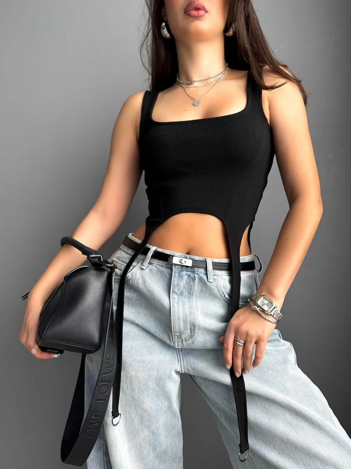 Damer Crop-Top med innovativ design och unika knyt-detaljer Mirla-Eva Jonsson