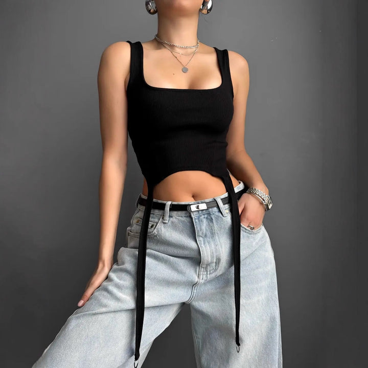 Damer Crop-Top med innovativ design och unika knyt-detaljer Mirla-Eva Jonsson