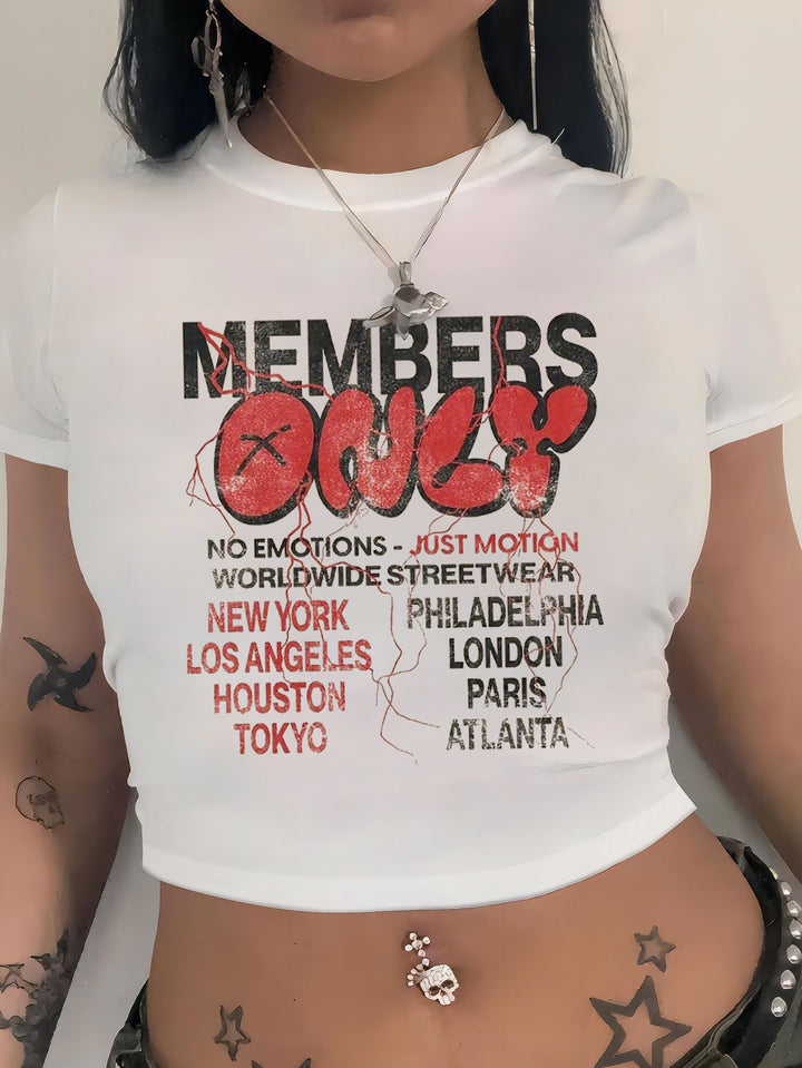 Damer Crop-Top med iögonfallande text Mirla-Eva Jonsson