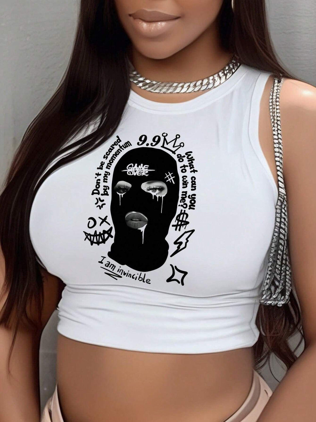 Damer Crop-Top med modern grafisk tryck och trendy spänne Mirla-Eva Jonsson