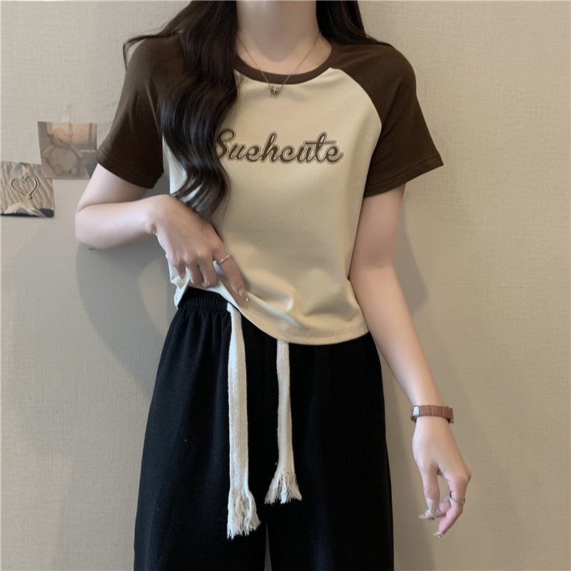 Damer Cropped Graphic T-shirt med Lekfull Text Mirla-Eva Jonsson