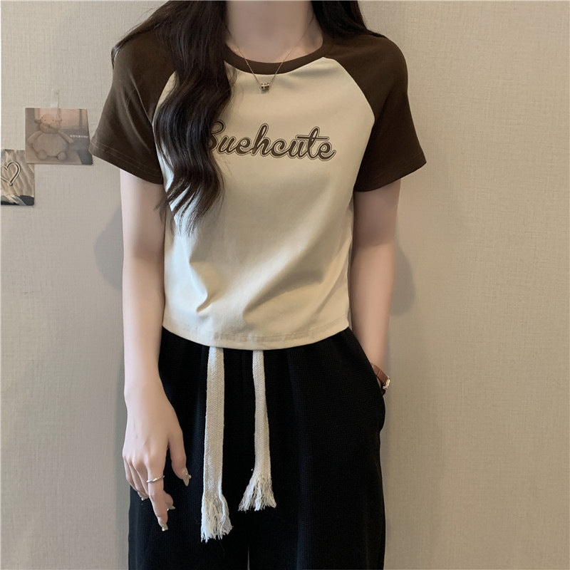 Damer Cropped Graphic T-shirt med Lekfull Text Mirla-Eva Jonsson