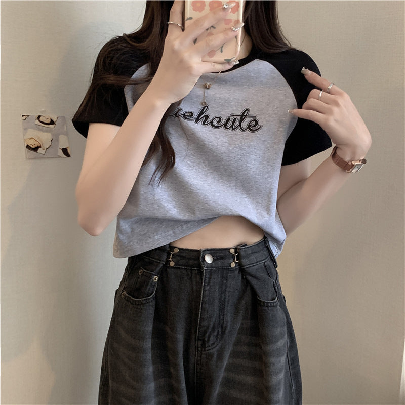 Damer Cropped Graphic T-shirt med Lekfull Text Mirla-Eva Jonsson
