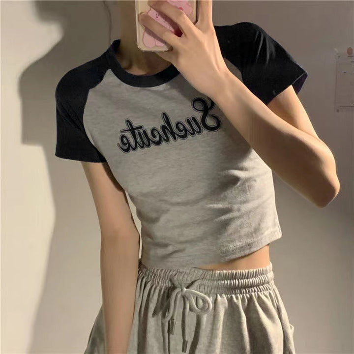 Damer Cropped Graphic T-shirt med Lekfull Text Mirla-Eva Jonsson