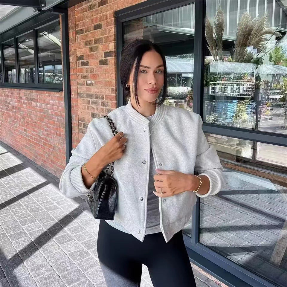 Damer Cropped Jacka med modern ståkrage och tryckknappsstängning Mirla-Eva Jonsson