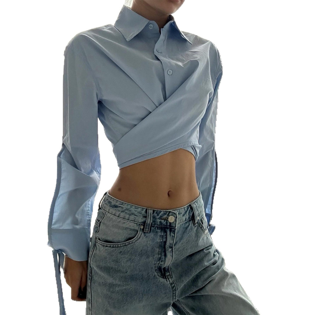 Damer Cropped Shirt Blus med Innovativt Omslagsdesign och Långa Ärmar Mirla-Eva Jonsson