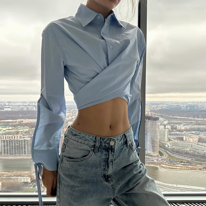 Damer Cropped Shirt Blus med Innovativt Omslagsdesign och Långa Ärmar Mirla-Eva Jonsson
