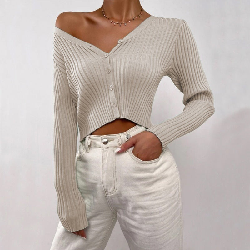 Damer Cropped Stickjacka med V-ringning och knappdetaljer Mirla-Eva Jonsson