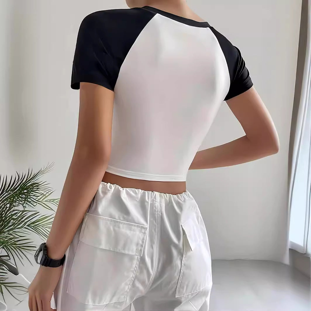 Damer Cropped T-shirt med iögonfallande tryckdesign Mirla-Eva Jonsson