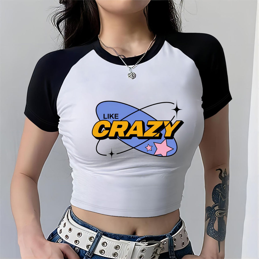 Damer Cropped T-shirt med iögonfallande tryckdesign Mirla-Eva Jonsson