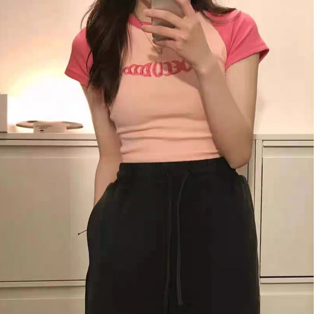 Damer Cropped T-shirt med kontrasterande ärmar och modern tryck Mirla-Eva Jonsson