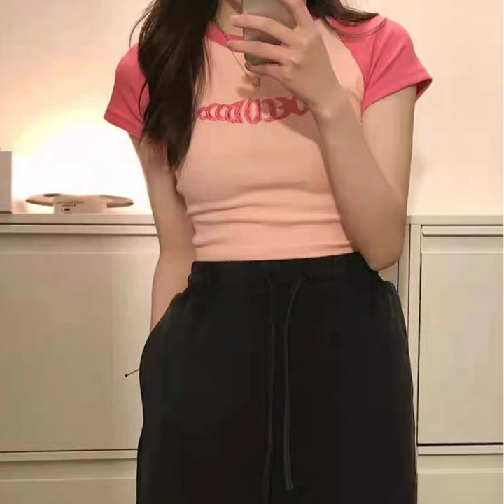 Damer Cropped T-shirt med kontrasterande ärmar och modern tryck Mirla-Eva Jonsson