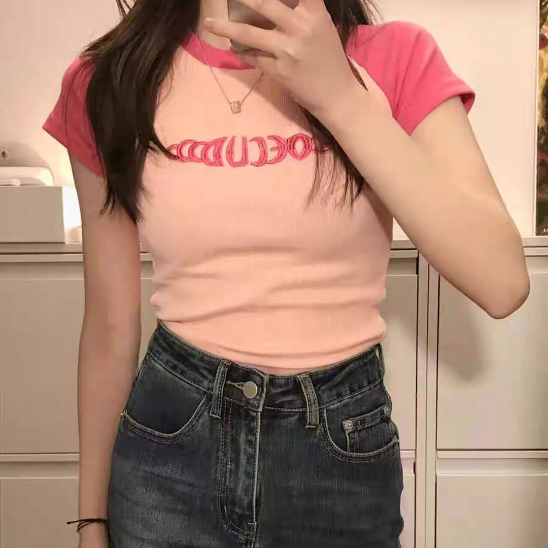 Damer Cropped T-shirt med kontrasterande ärmar och modern tryck Mirla-Eva Jonsson