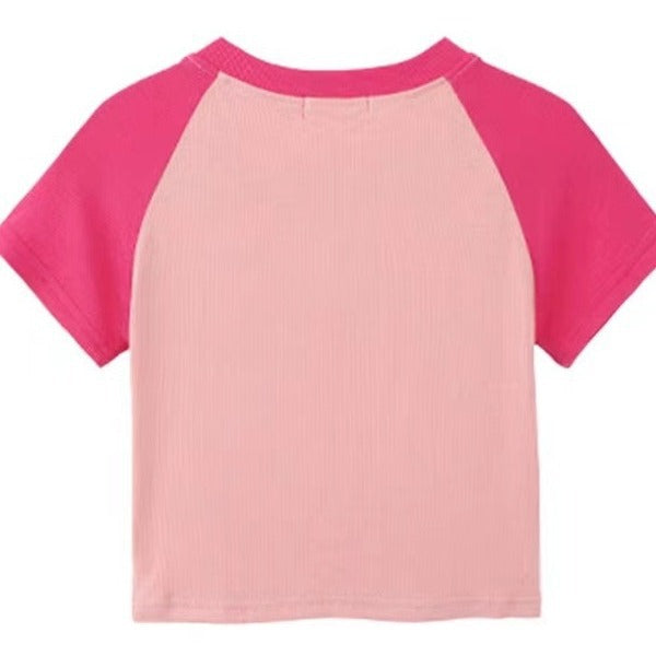Damer Cropped T-shirt med kontrasterande ärmar och modern tryck Mirla-Eva Jonsson