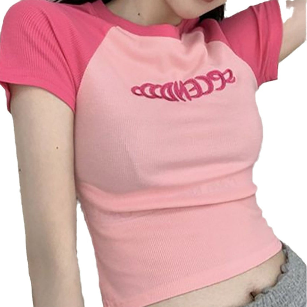 Damer Cropped T-shirt med kontrasterande ärmar och modern tryck Mirla-Eva Jonsson