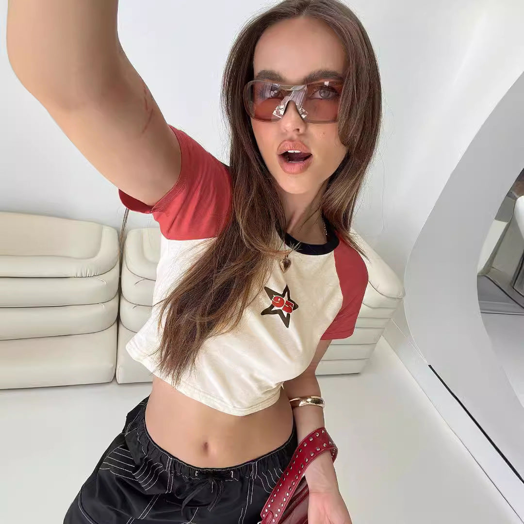 Damer Cropped-T-shirt med kreativ design och modernt detalj Mirla-Eva Jonsson