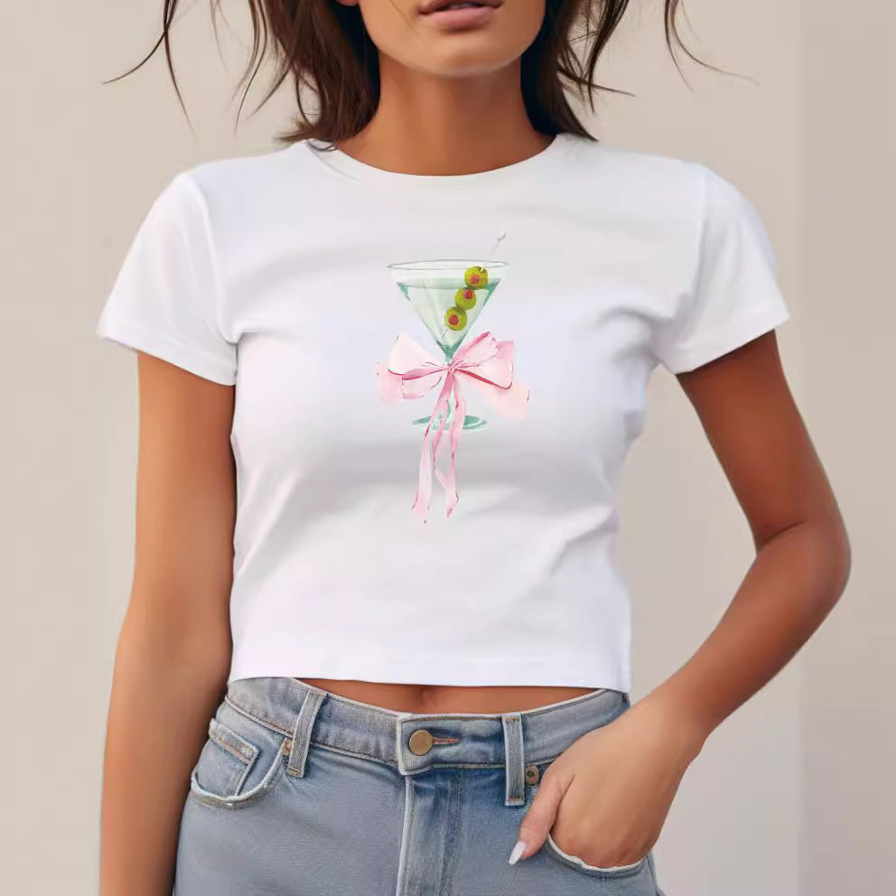 Damer Cropped T-shirt med trendig cocktaildesign Mirla-Eva Jonsson