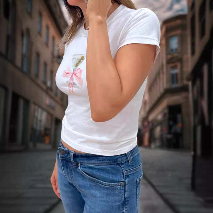 Damer Cropped T-shirt med trendig cocktaildesign Mirla-Eva Jonsson