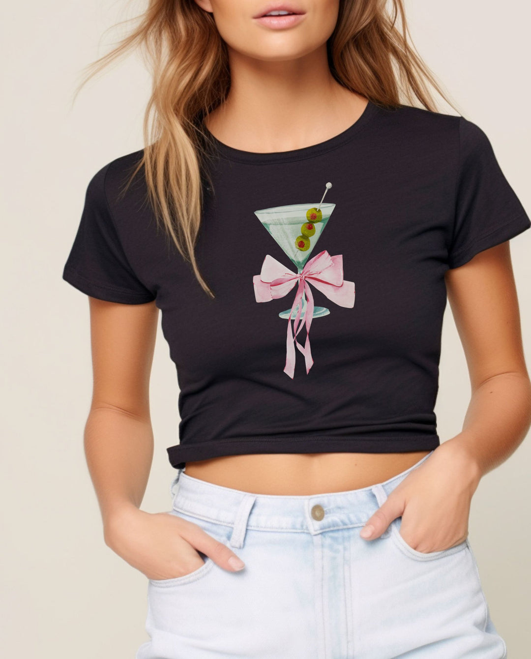 Damer Cropped T-shirt med trendig cocktaildesign Mirla-Eva Jonsson