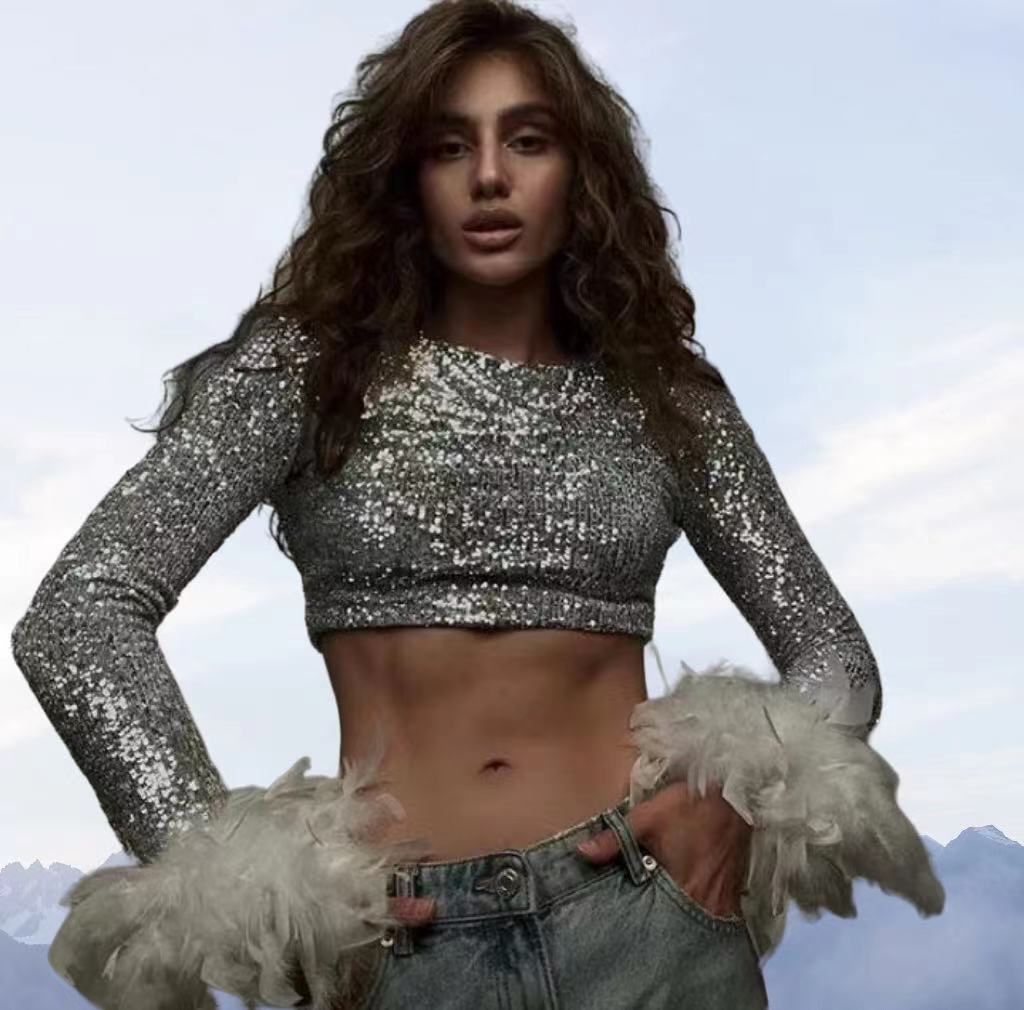 Damer Cropped topp med glittrande paljetter och fluffiga ärmslut Mirla-Eva Jonsson