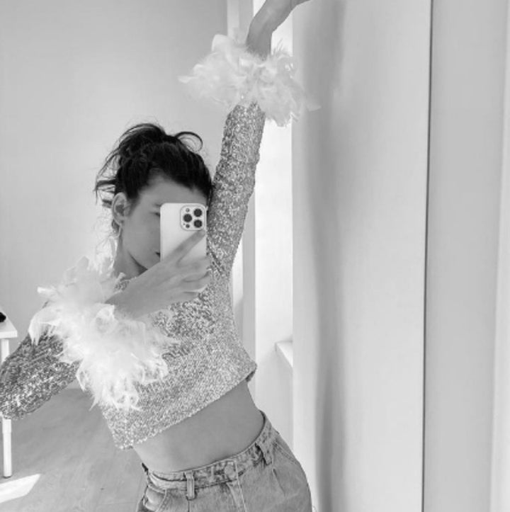 Damer Cropped topp med glittrande paljetter och fluffiga ärmslut Mirla-Eva Jonsson