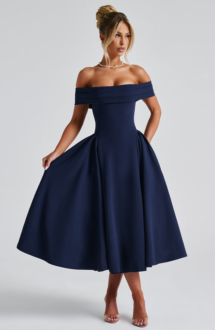 Damer Elegant Aftonklänning med Axelbar Design och Voluminös Kjol Mirla-Eva Jonsson