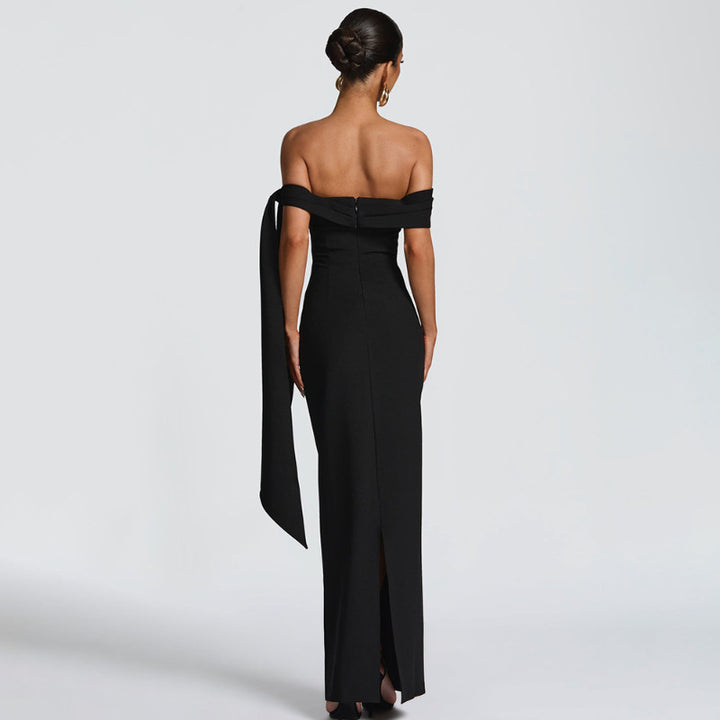 Damer Elegant Aftonklänning med Off-Shoulder-design och Flödande Kappa Mirla-Eva Jonsson