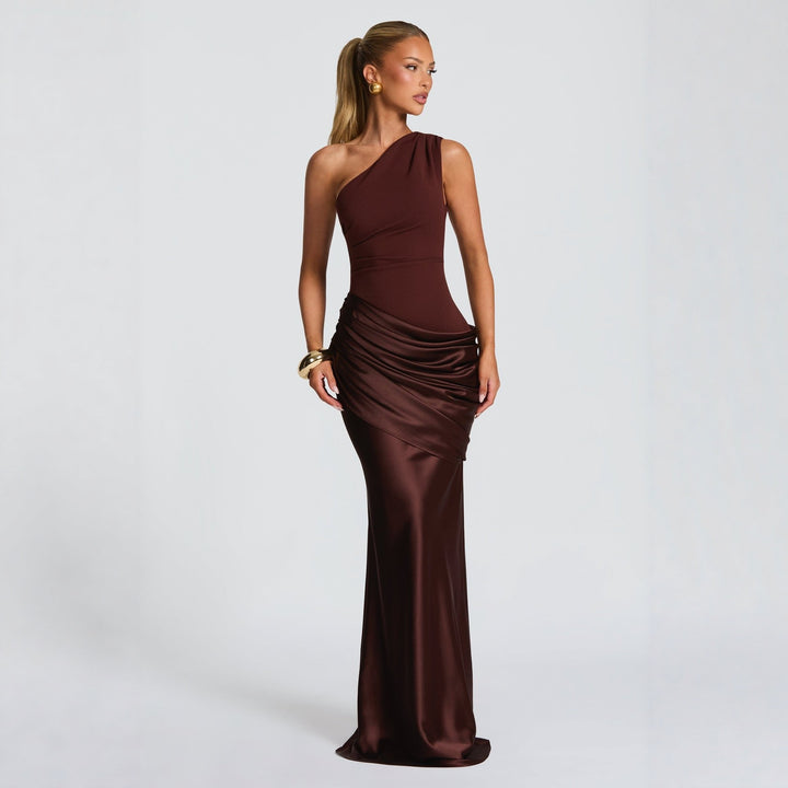 Damer Elegant Aftonklänning med Off-Shoulder-design och Flödande Kappa Mirla-Eva Jonsson