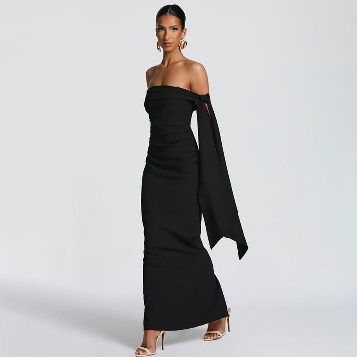 Damer Elegant Aftonklänning med Off-Shoulder-design och Flödande Kappa Mirla-Eva Jonsson