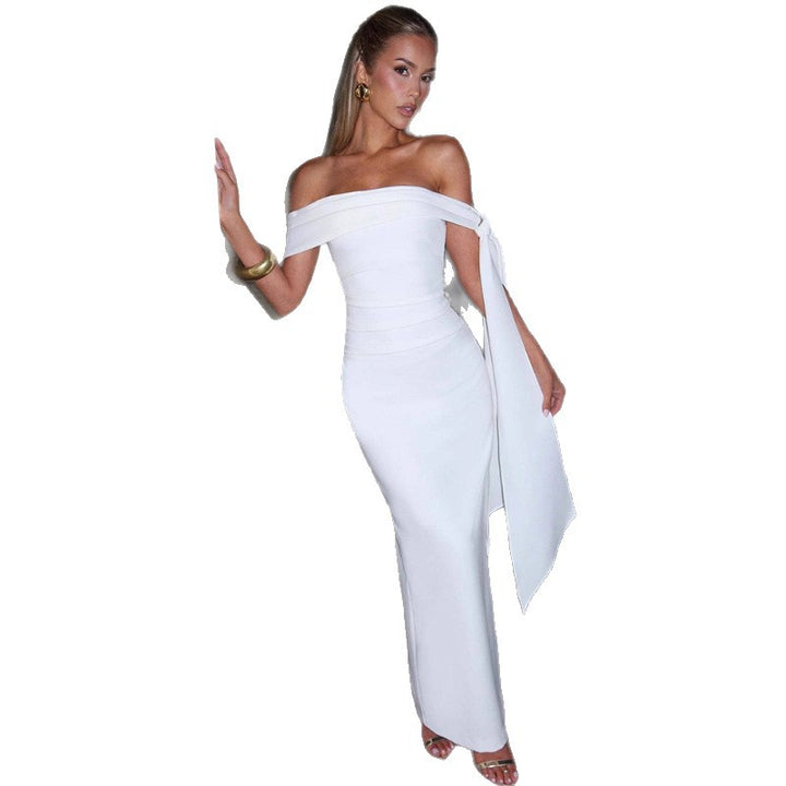 Damer Elegant Aftonklänning med Off-Shoulder-design och Flödande Kappa Mirla-Eva Jonsson