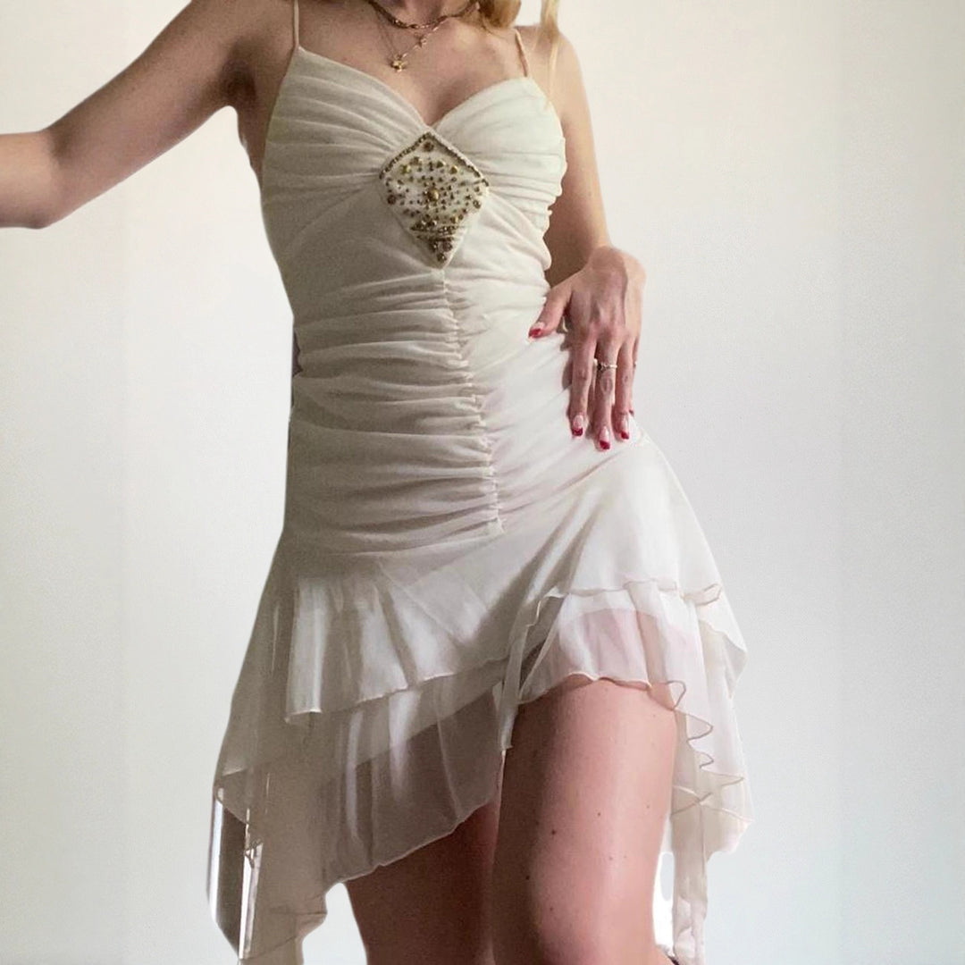 Damer Elegant Aftonklänning med Rynkdetaljer och Glittrande Smycken Mirla-Eva Jonsson