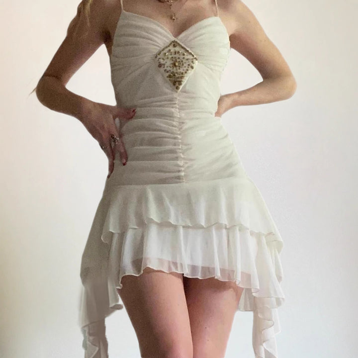Damer Elegant Aftonklänning med Rynkdetaljer och Glittrande Smycken Mirla-Eva Jonsson