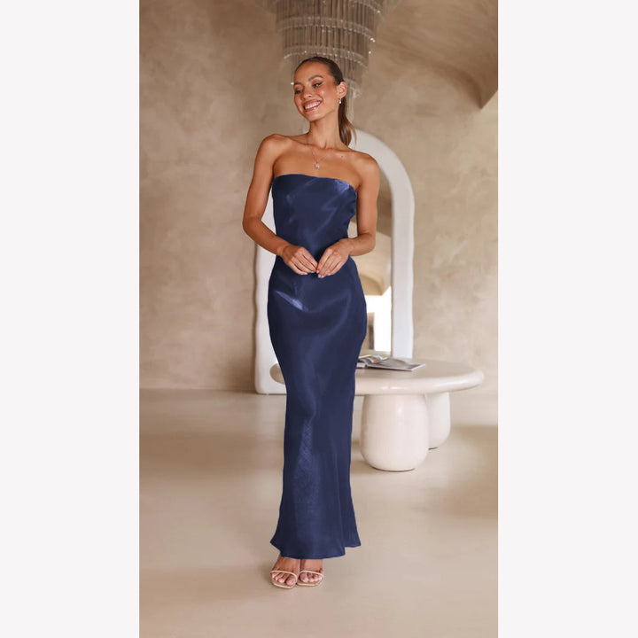 Damer Elegant Bandeau Maxi Klänning med Flödande Satin och Kroppsnära Silhuett-Eva Jonsson