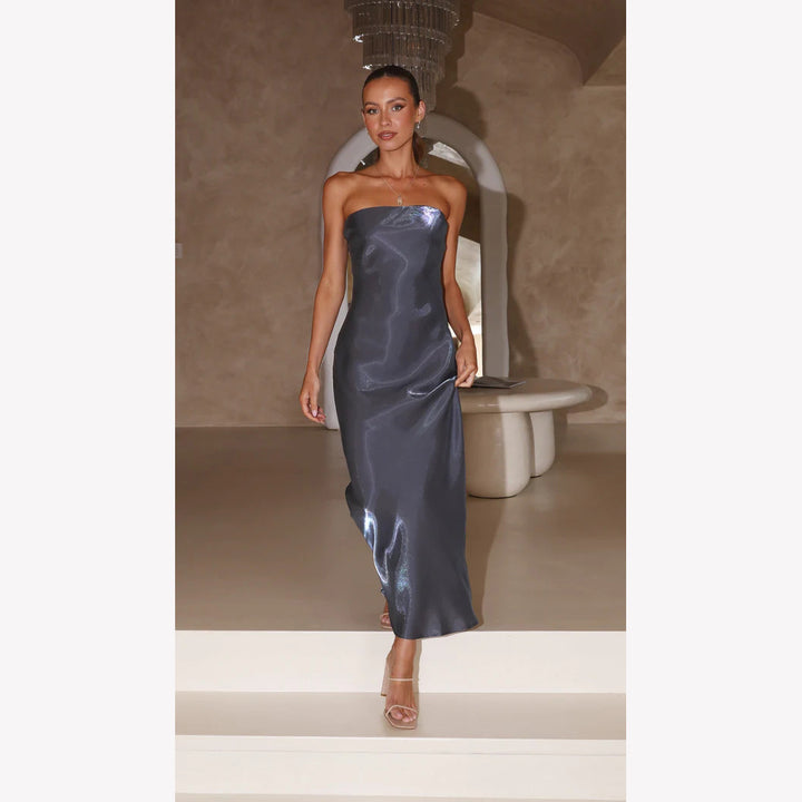 Damer Elegant Bandeau Maxi Klänning med Flödande Satin och Kroppsnära Silhuett-Eva Jonsson