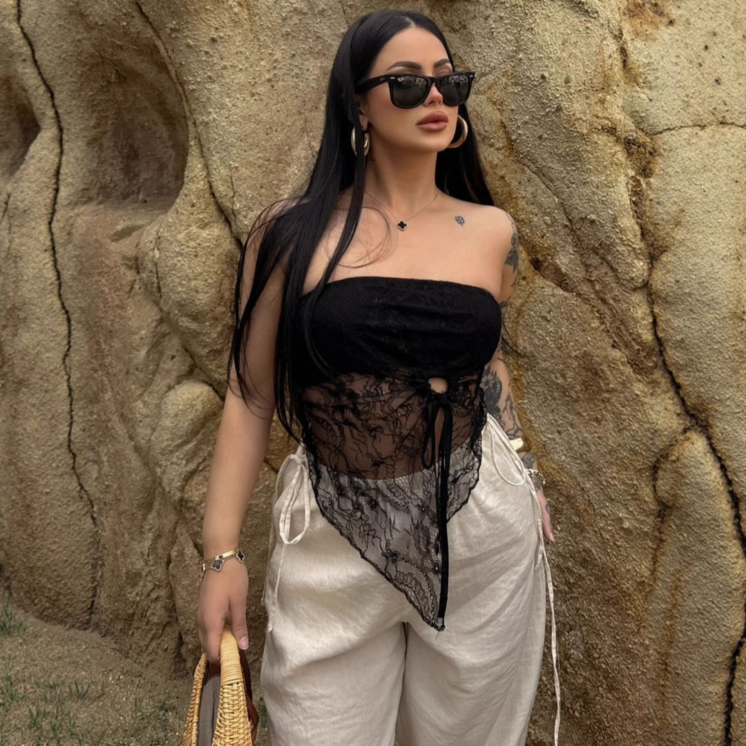Damer Elegant Bandeau-top med sofistikerat spetsöverdrag och lekfull knut Mirla-Eva Jonsson