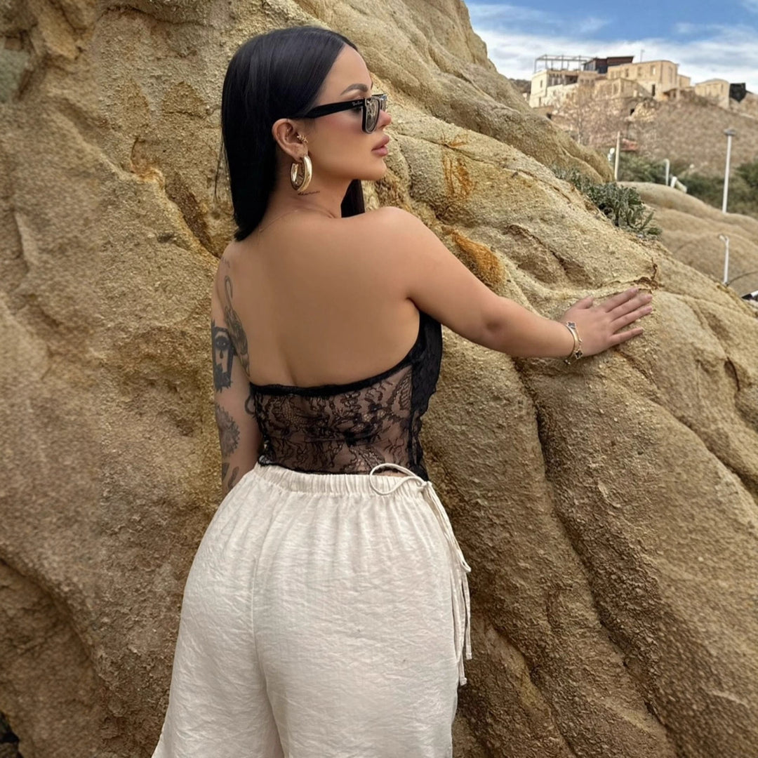 Damer Elegant Bandeau-top med sofistikerat spetsöverdrag och lekfull knut Mirla-Eva Jonsson