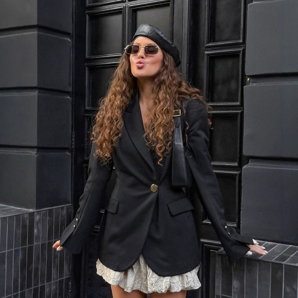 Damer Elegant Blazer med asymmetrisk silhuett och gyllene knapdetails Mirla-Eva Jonsson
