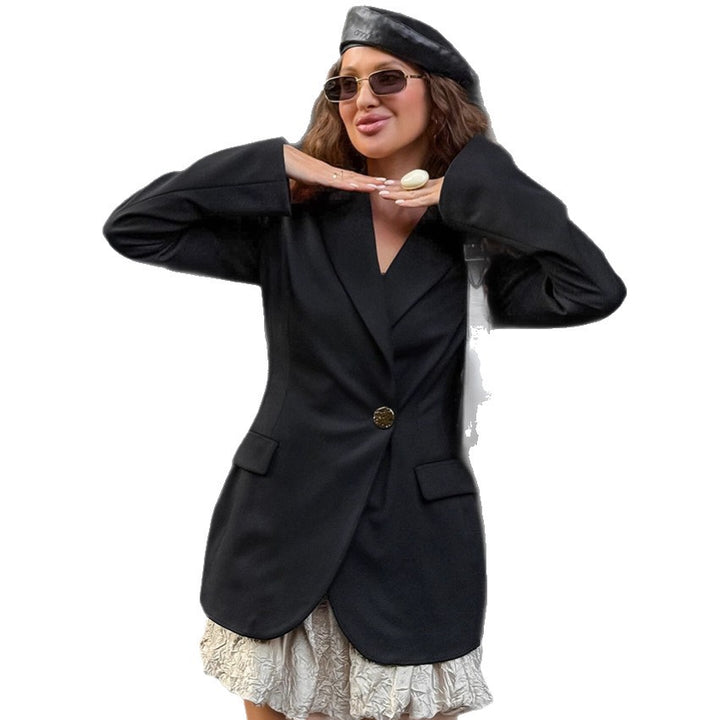 Damer Elegant Blazer med asymmetrisk silhuett och gyllene knapdetails Mirla-Eva Jonsson