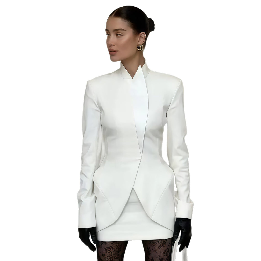 Damer Elegant Blazer med asymmetrisk skärning och figursydd design Mirla-Eva Jonsson