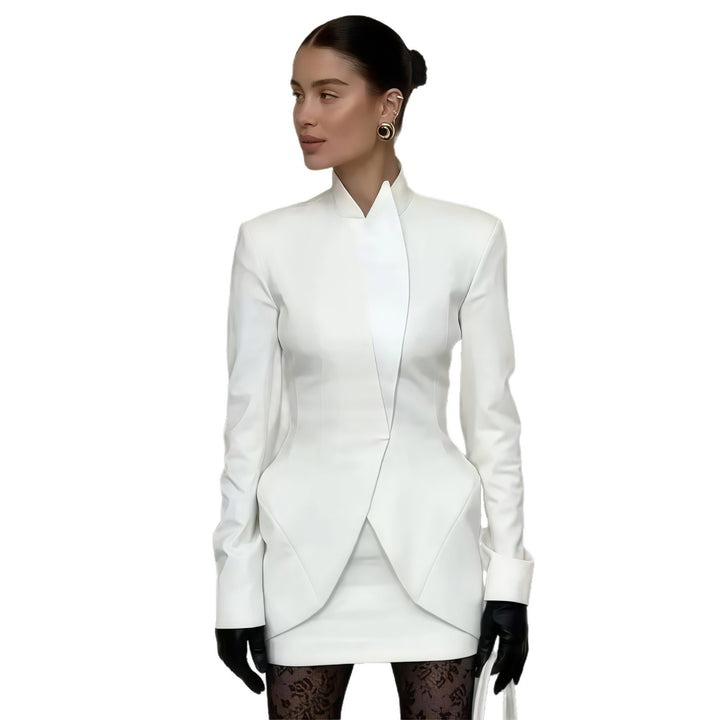 Damer Elegant Blazer med asymmetrisk skärning och figursydd design Mirla-Eva Jonsson