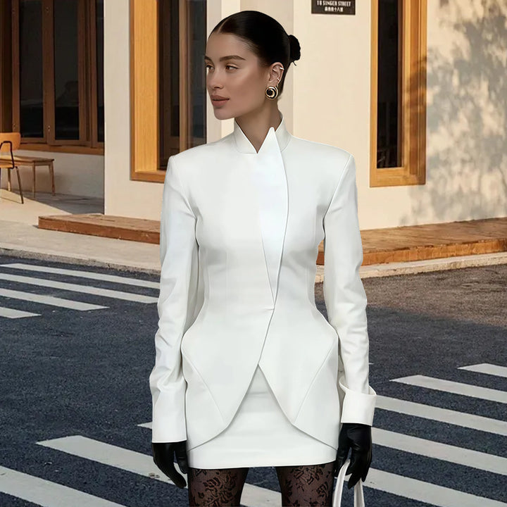 Damer Elegant Blazer med asymmetrisk skärning och figursydd design Mirla-Eva Jonsson